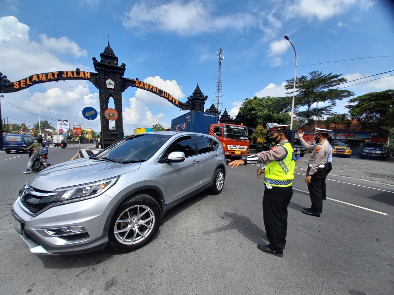 Petugas gabungan melakukan penyekatan di perbatasan Magelang-Jogjakarta saat PPKM Darurat. (foto: ist)