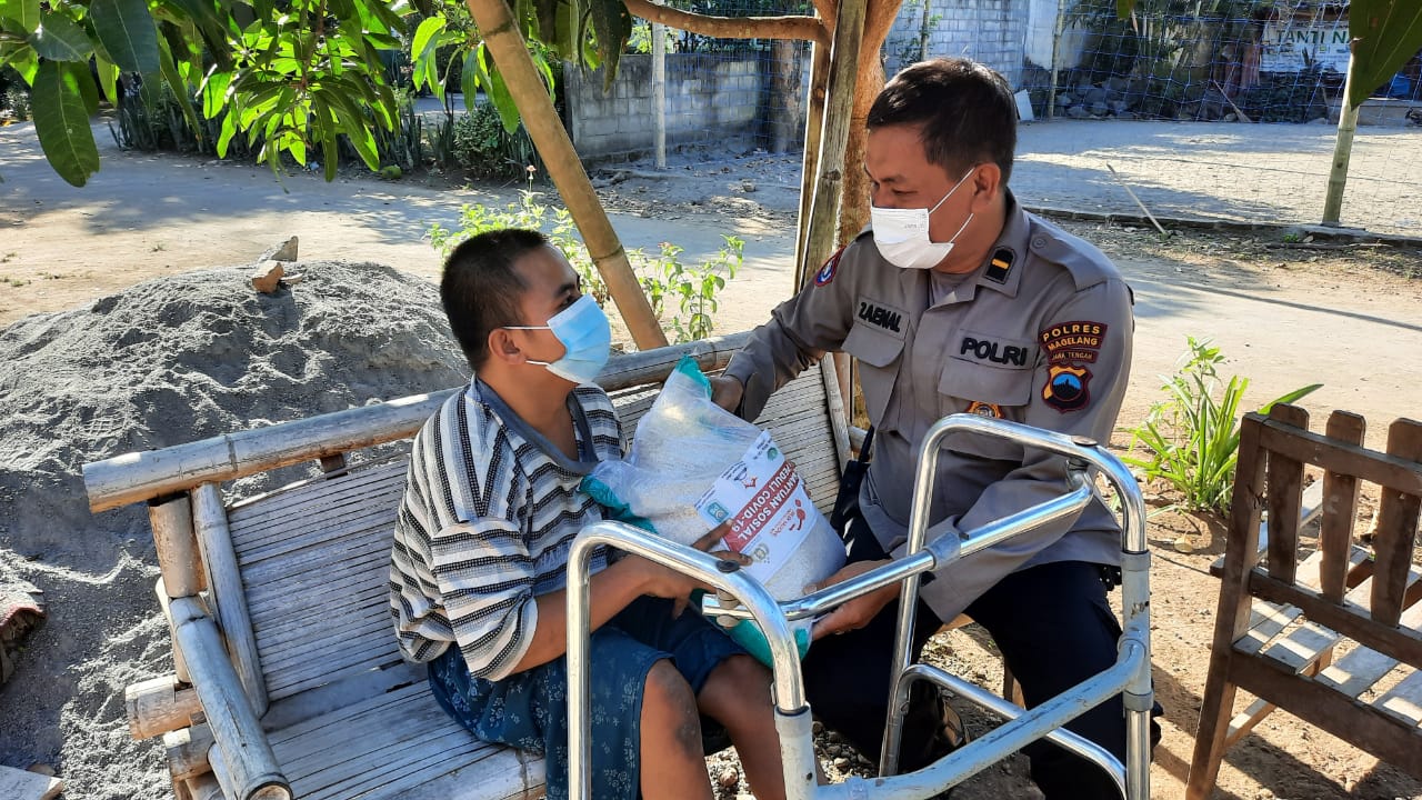 Peduli Warga Terdampak Covid-19, Polres Magelang Bagikan 2 Ton Beras