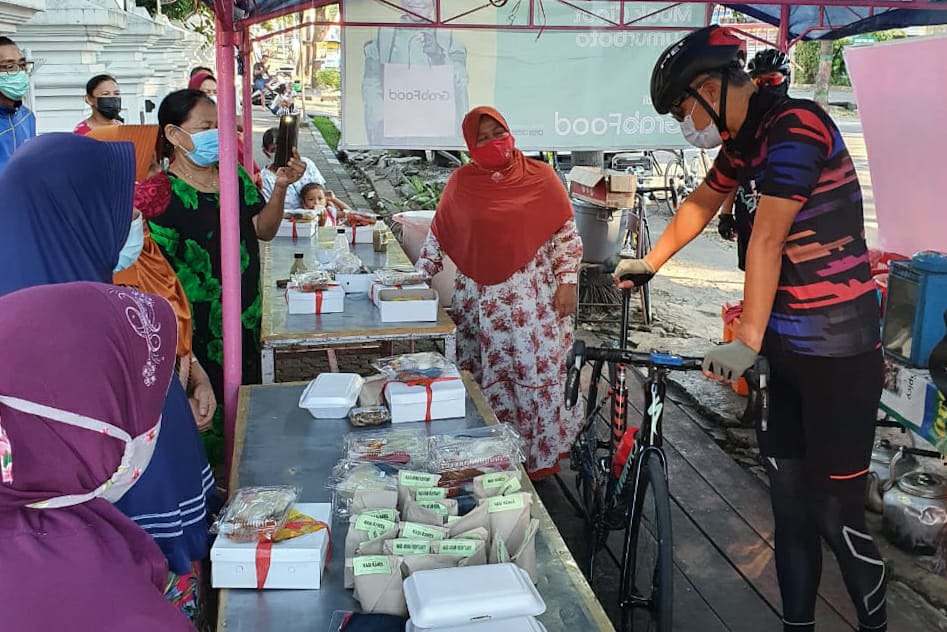 Gowes Pagi di Semarang, Ganjar Borong Dagangan PKL dan Dibagikan ke Warga