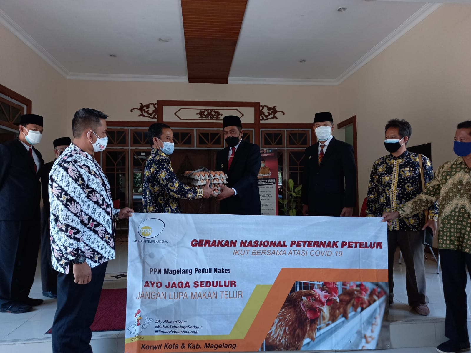 Peternak Magelang Bagikan 1 Ton Telur Ayam kepada Nakes
