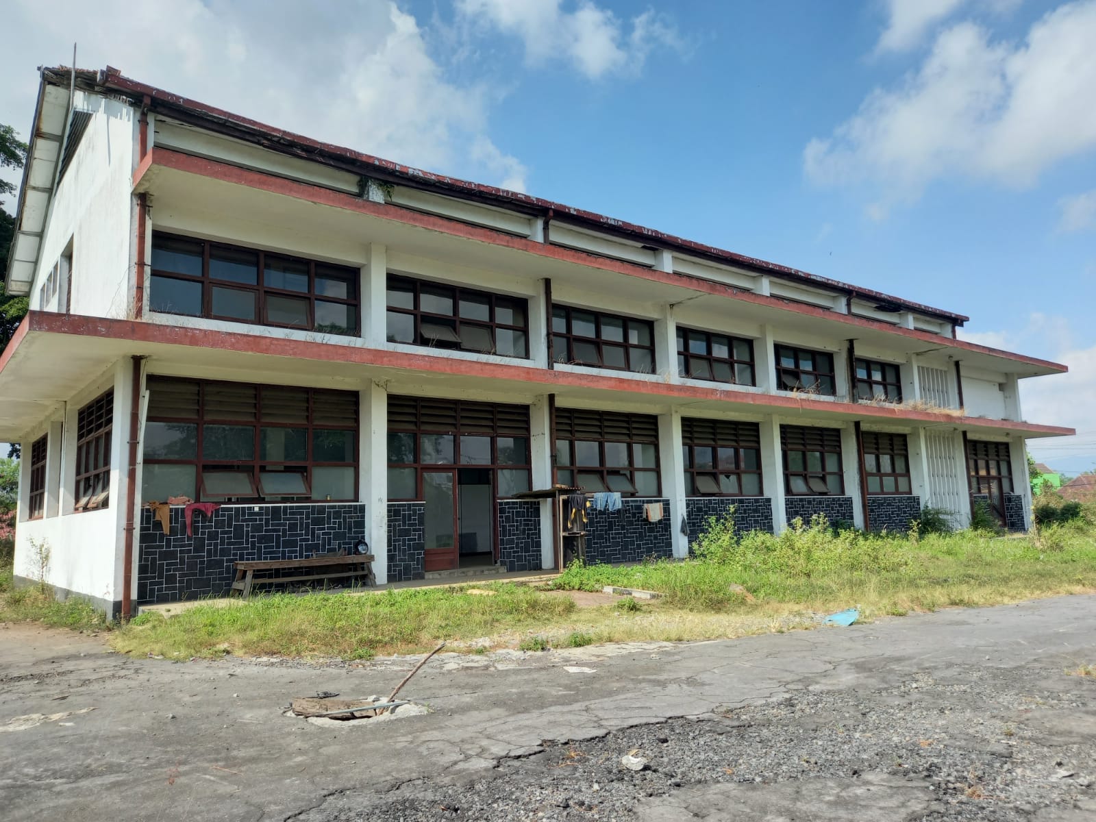 Bekas gedung perkantoran pabrik kertas di Magelang