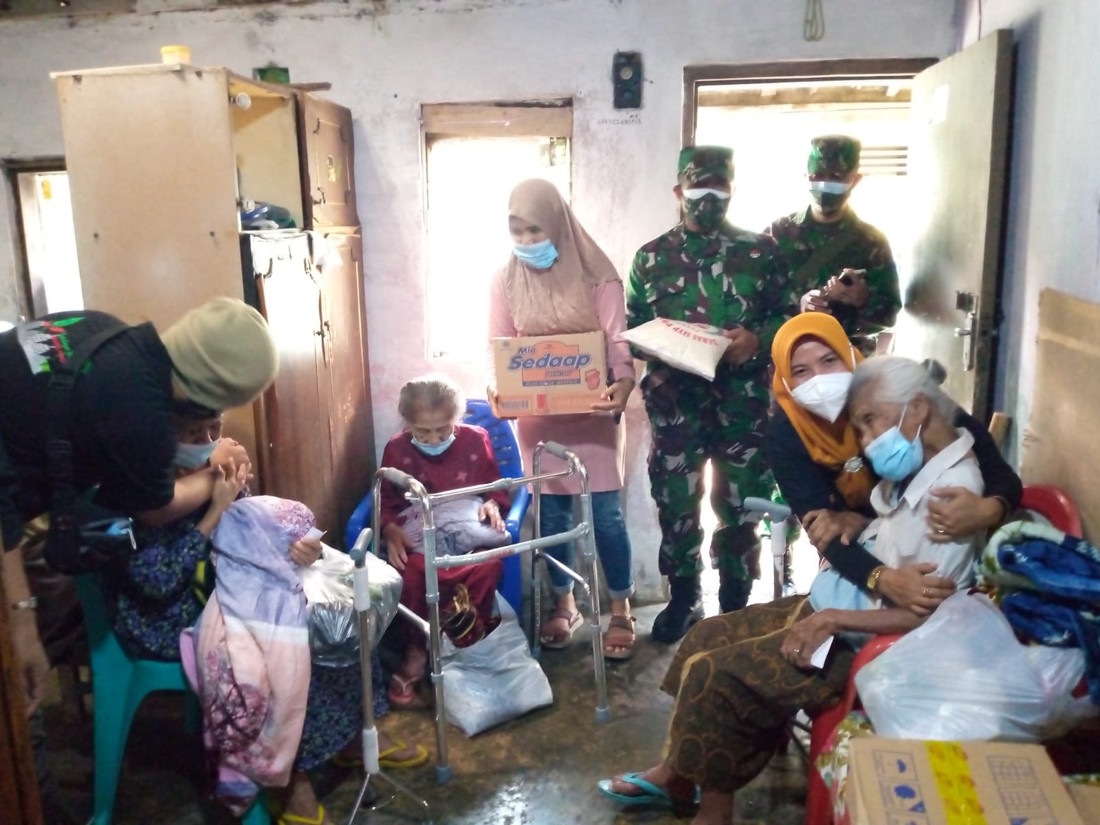 BERBAGI: Komunitas IBM bersama Danposramil 24/Magelang Selatan serta babinsa ikut membantu janda lansia di wilayahnya. (foto: han)