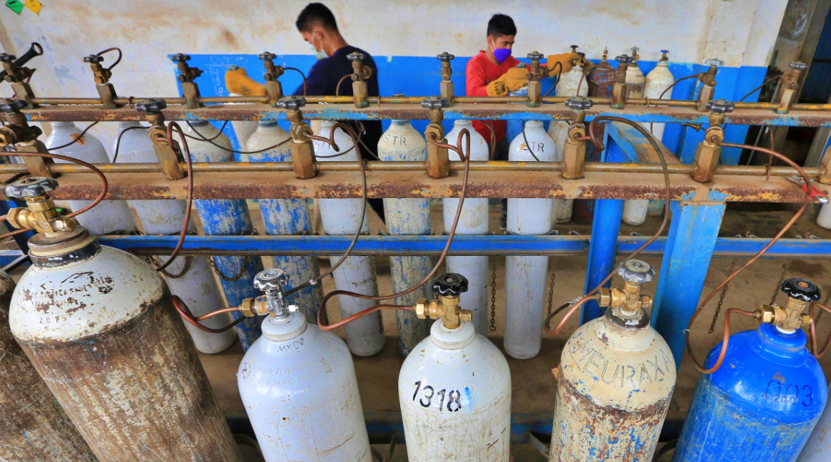 ilustrasi isi ulang tabung oksigen medis