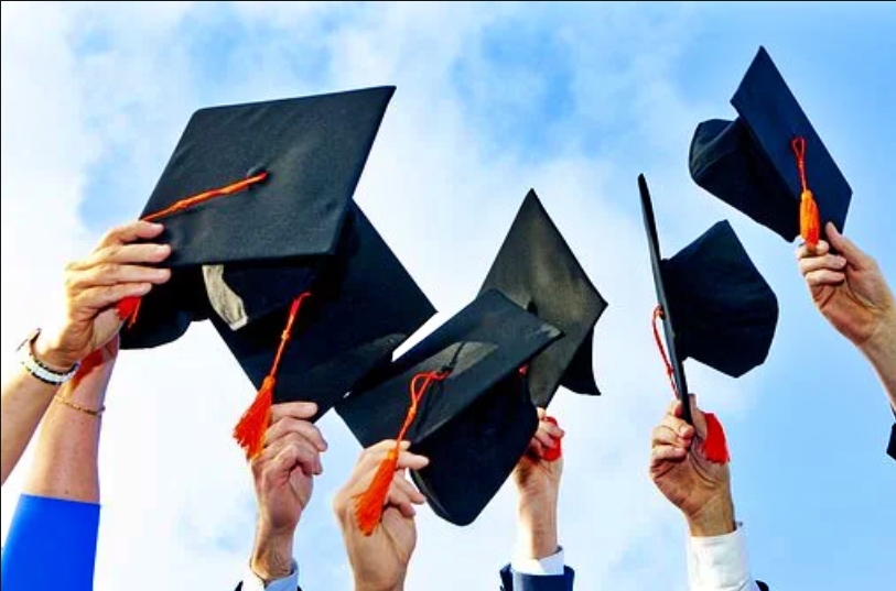 ilustrasi kuliah wisuda sarjana dan sukses