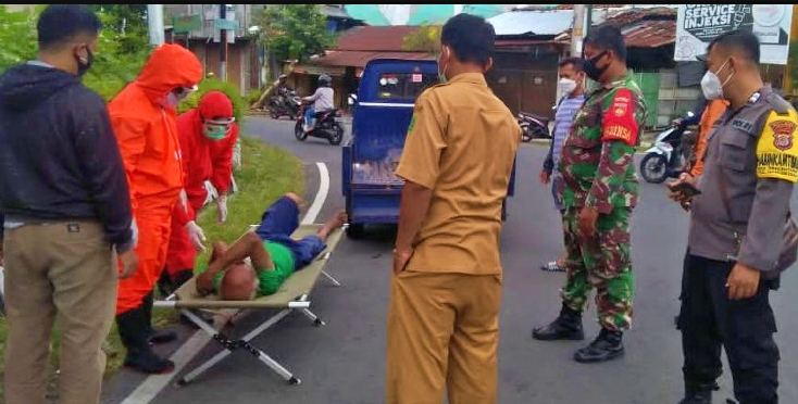 petugas saat mengevakuasi warga Magelang yang kabur saat isoman