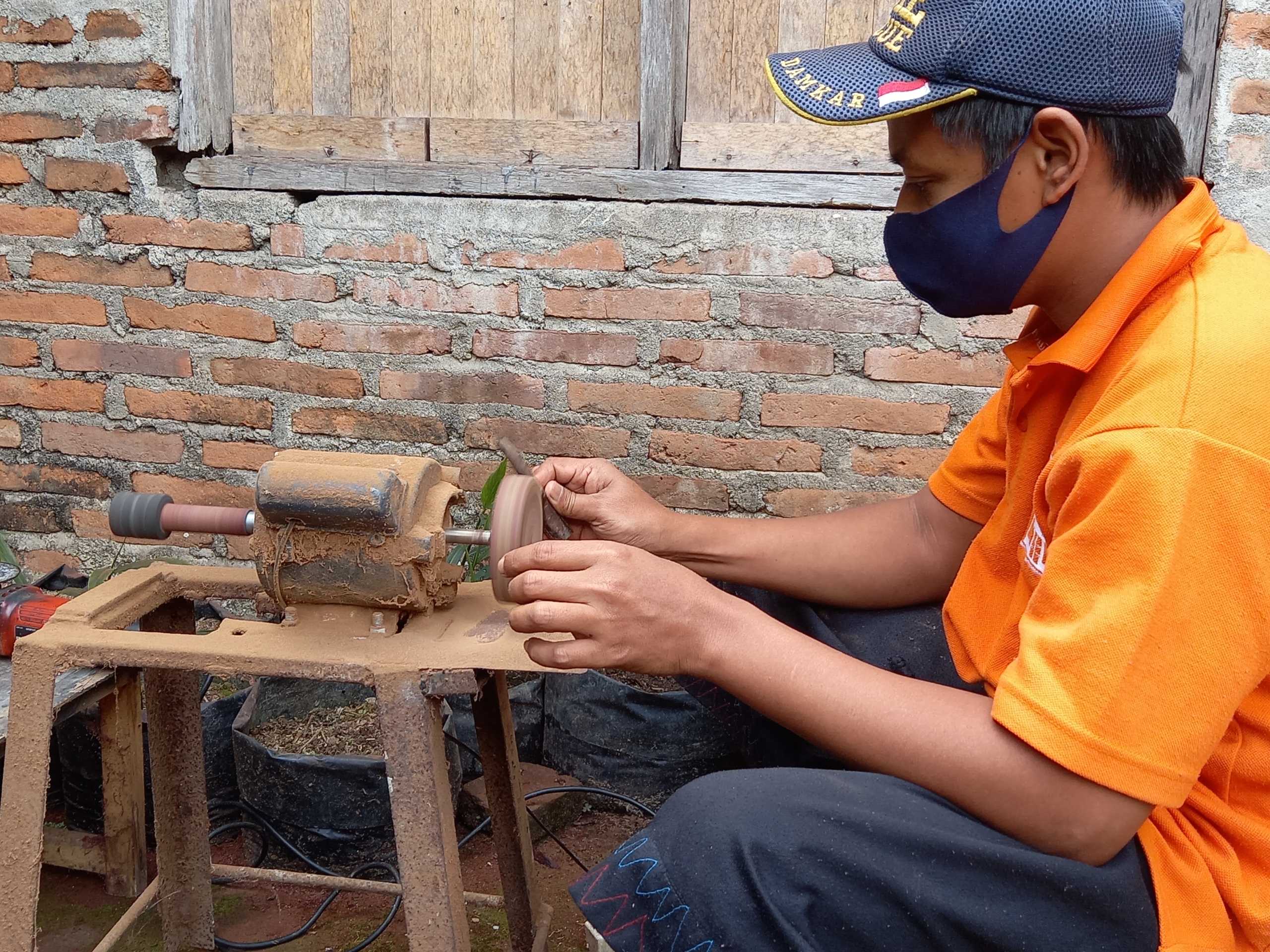 Cerita Pengrajin Batok Kelapa di Borobudur Magelang, Tetap Bertahan Di Tengah Pandemi