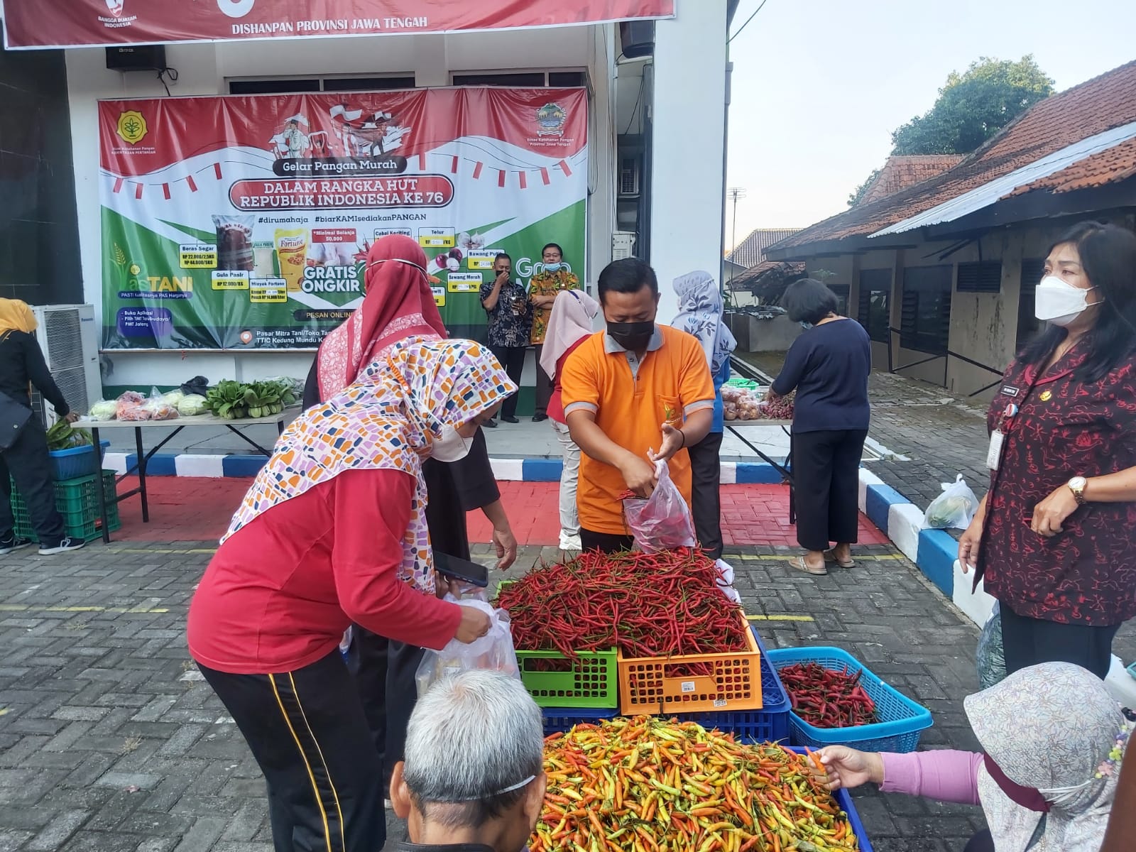 ASN Pemprov Jateng borong cabai milik petani