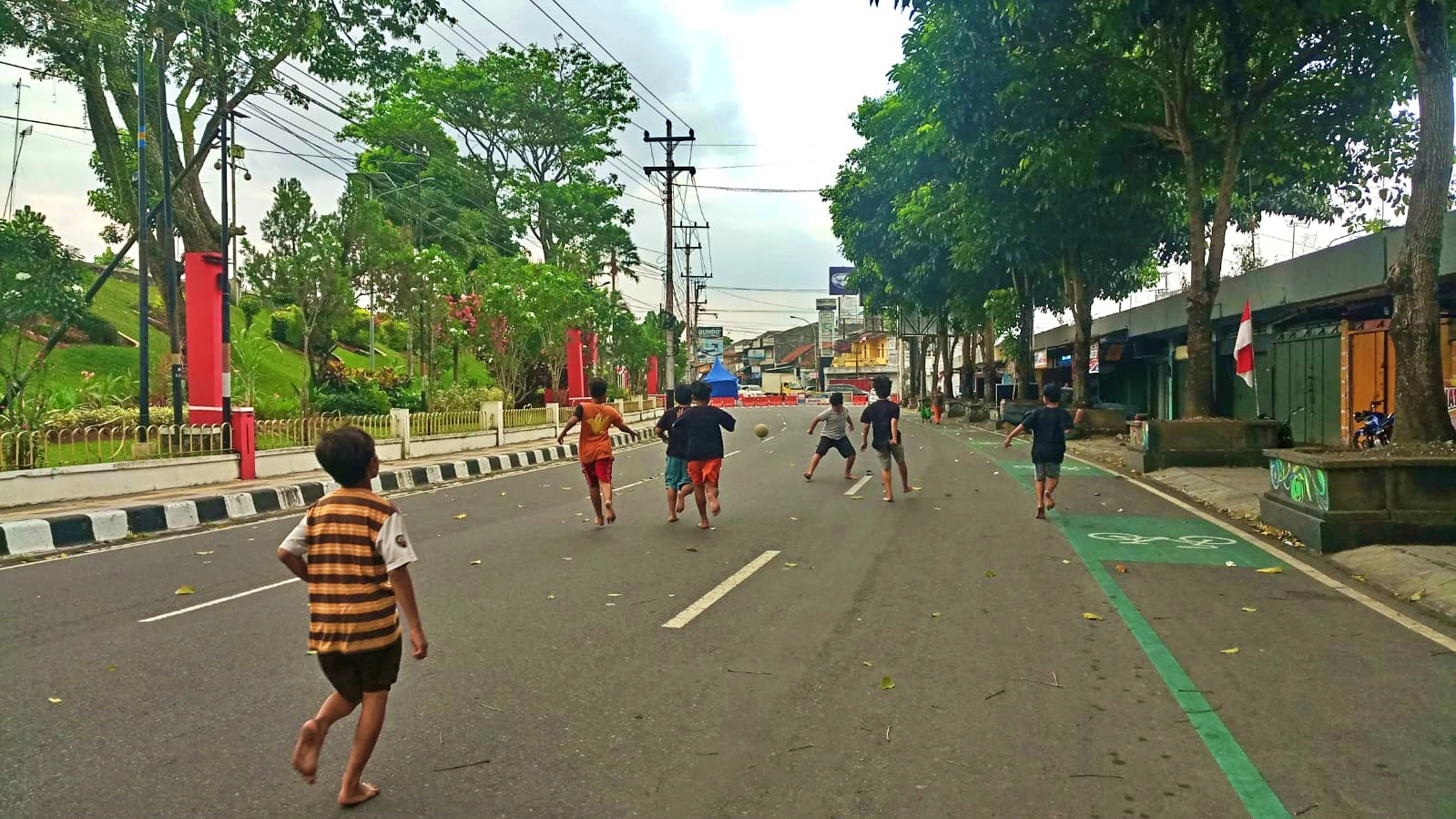 Anak anak bermain sepak bola di tengah Jalan A.Yani Kota Magelang karena dilakukan penyekatan