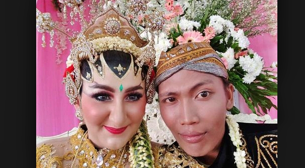 Bule Cantik nikahi petugas kebersihan