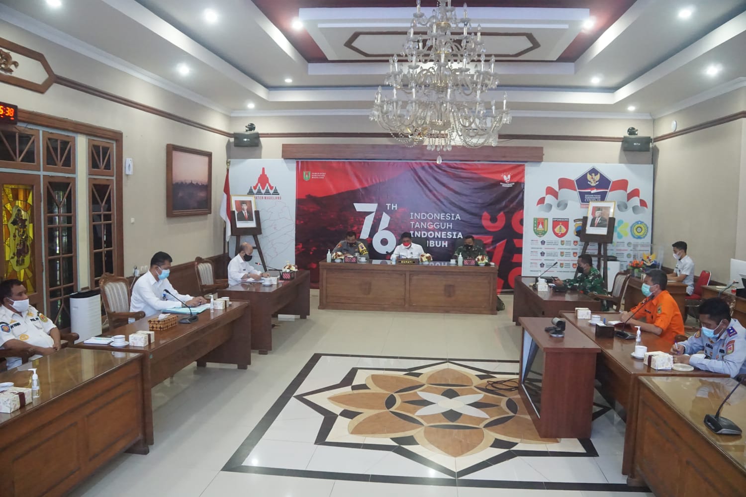 Bupati Magelang, Zaenal Arifin bersama jajaran Forkopimda Kabupaten Magelang saat melaksanakan Rakor dalam rangka membahas Isolasi Terpusat.