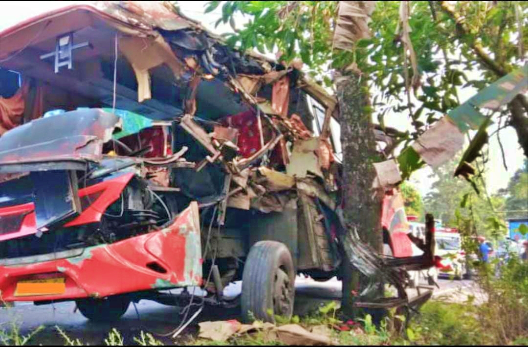 Bus Karyawan di Magelang tabrak sebuah pohon (10/8/2021)