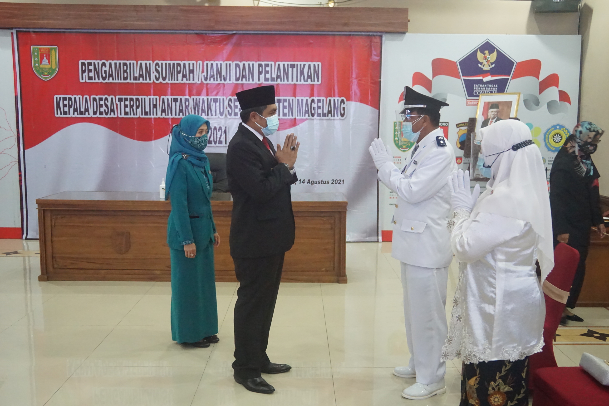 SELAMAT: Bupati Magelang Zaenal Arifin saat melantik salah satu dari enam kepala desa PAW. (foto: ist)
