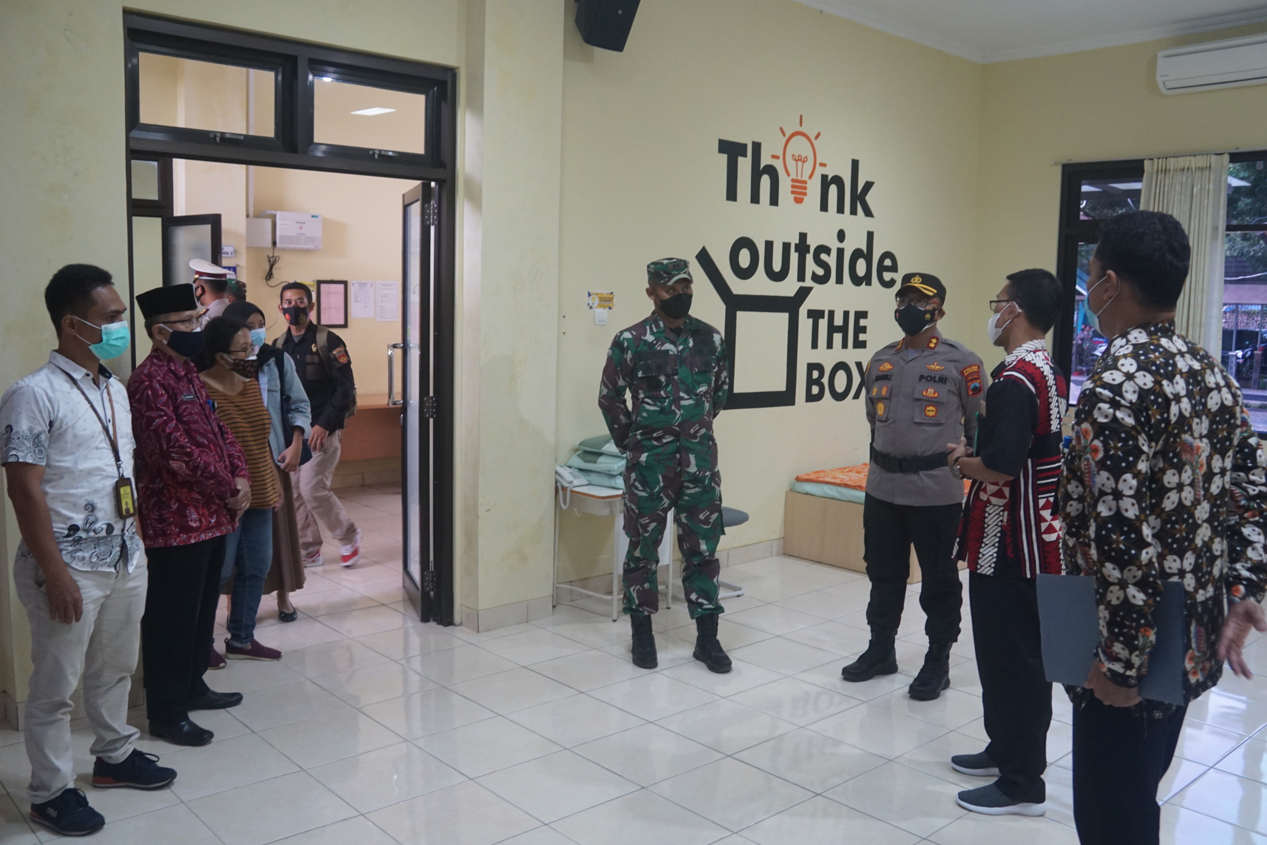 Jajaran Forkopimda Kabupaten Magelang saat meninjau kesiapan lokasi isolasi terpusat di Bapelkes Salaman