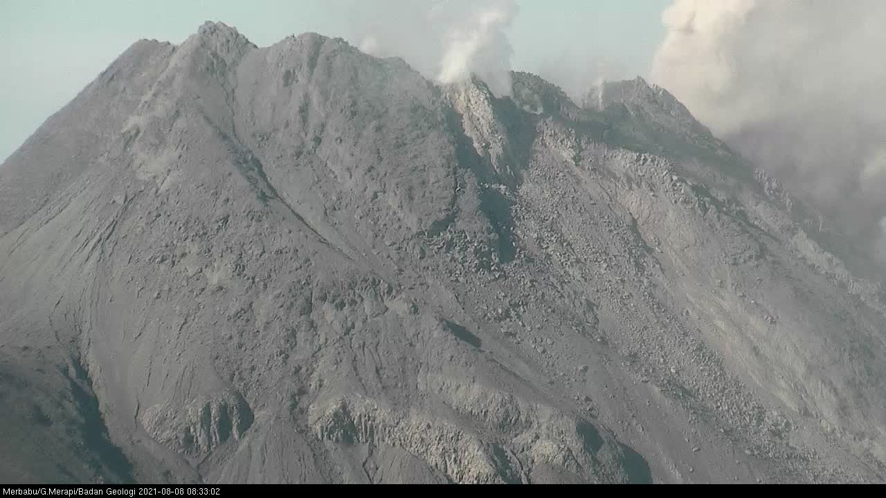 Gunung Merapi Luncurkan Awan Panas, Sejumlah Wilayah di Magelang Sempat Diguyur Hujan Abu