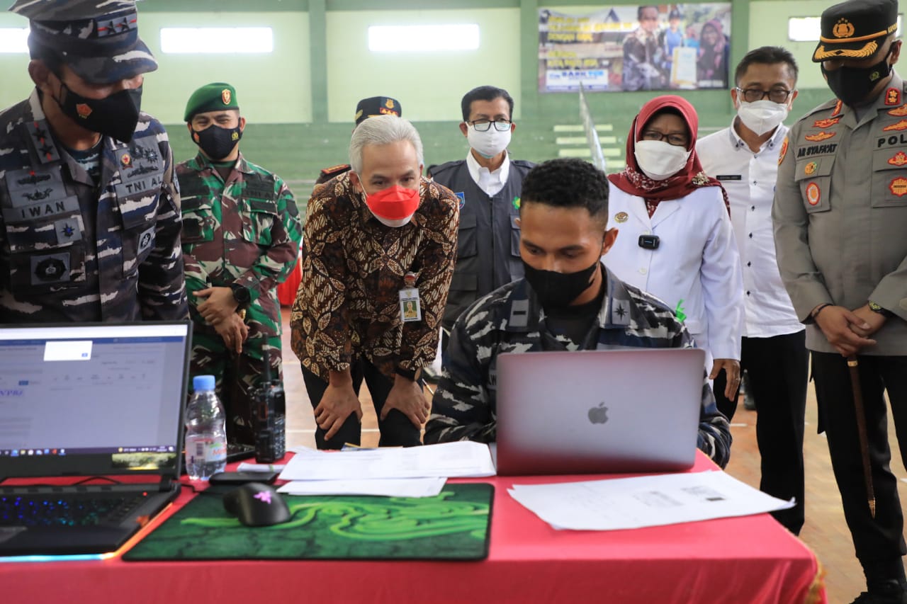 Ganjar saat melihat kinerja Letda Always Tiris sambil mendengar kisahnya