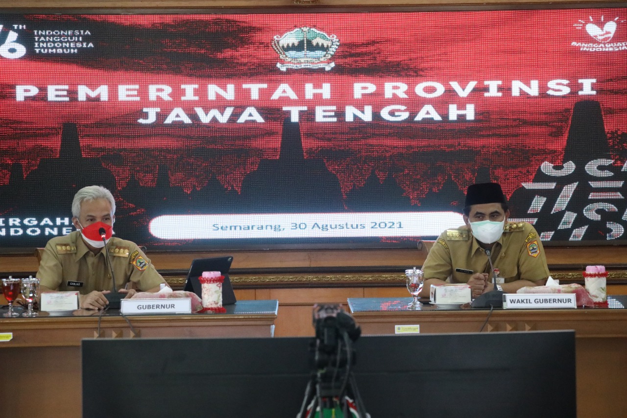 Ganjar saat menerima laporan jumlah anak yatim piatu di jateng yang orang tuanya meninggal karena covid
