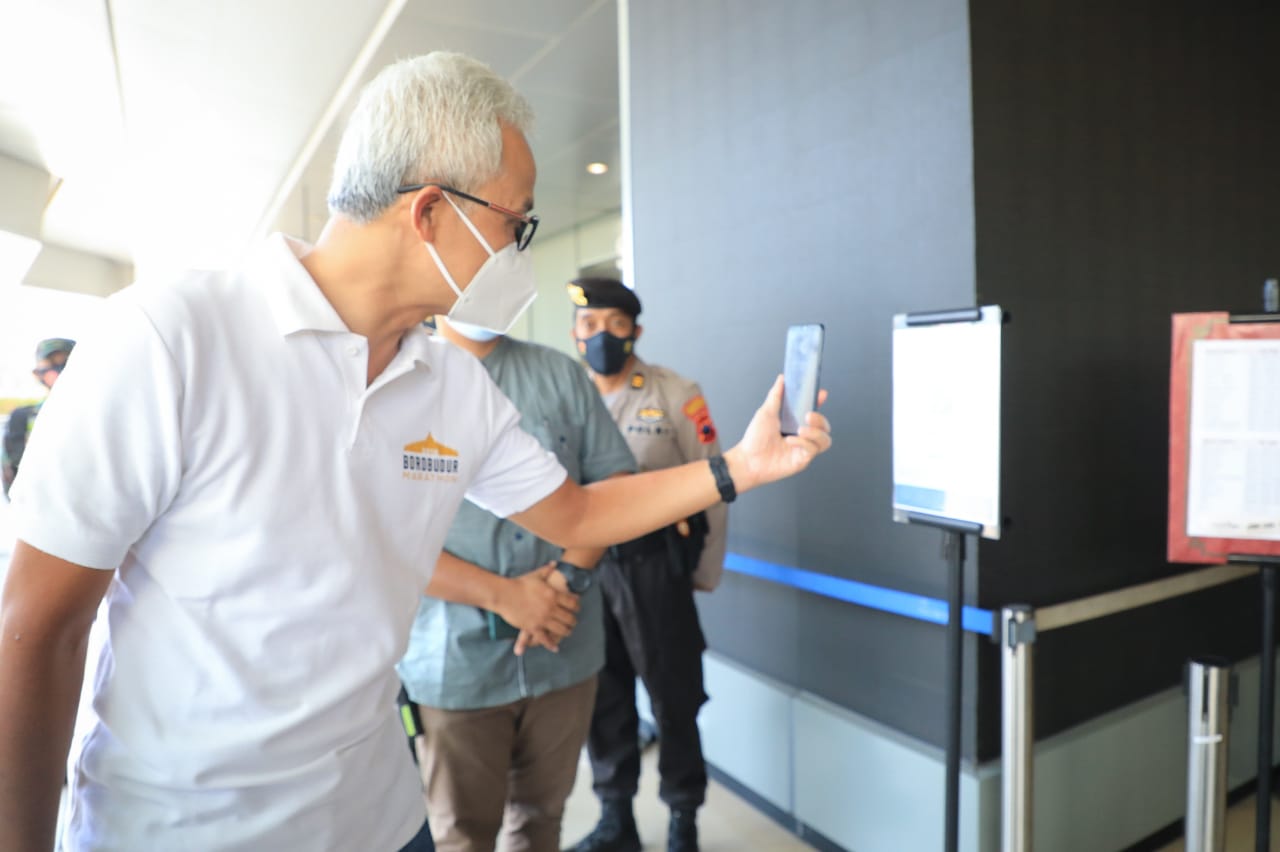 Ganjar saat scan aplikasi untuk menunjukan bukti telah melakukan vaksin