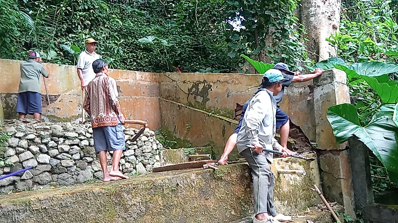 1 Suro 2021, Warga Borobudur Magelang Lakukan Aksi Bersih-bersih Sendang Sebandot