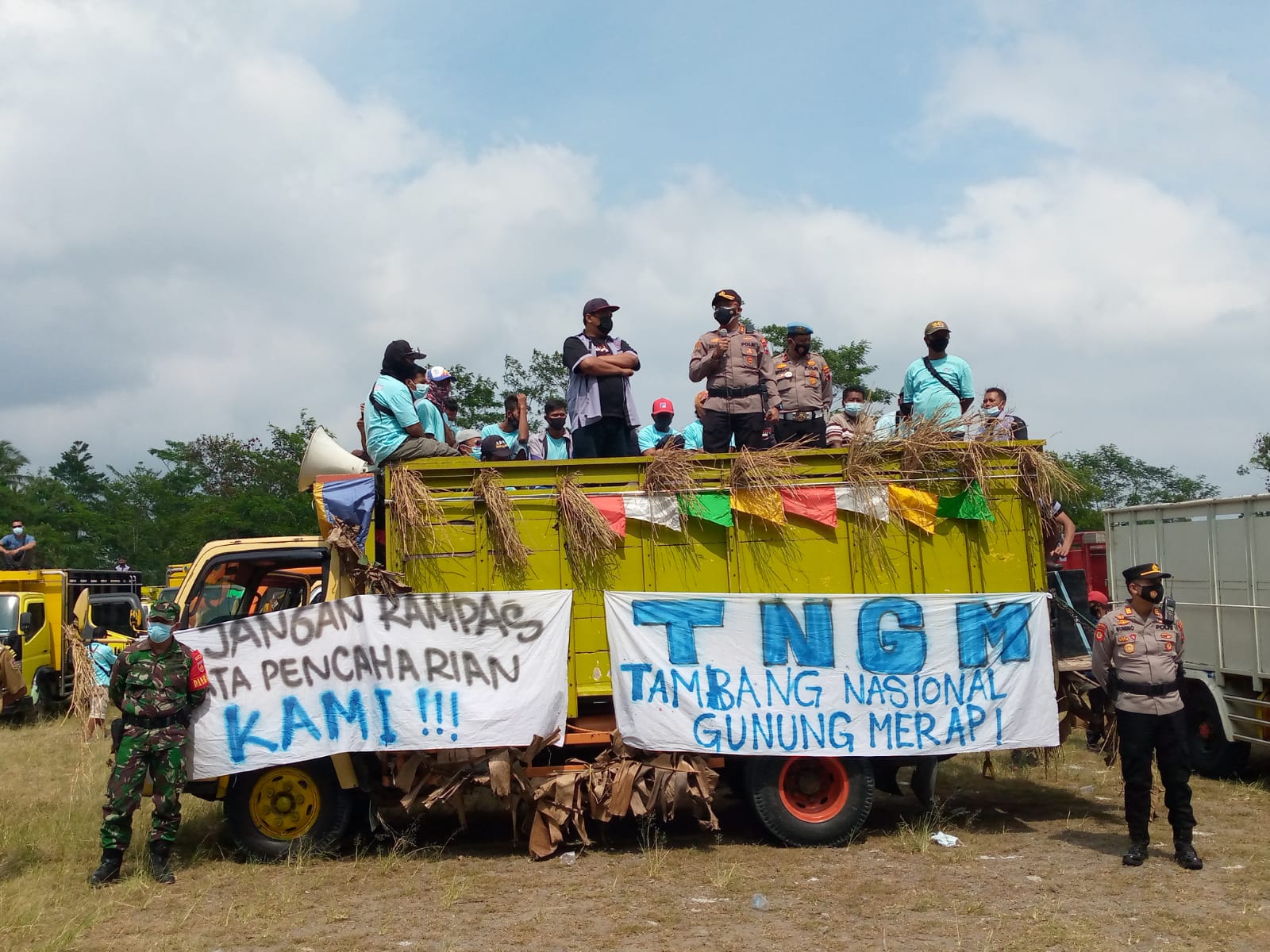 Kapolres Magelang AKBP M Sajarod Zakun saat menemui peserta demo yakni penambang manual dan sopir truk