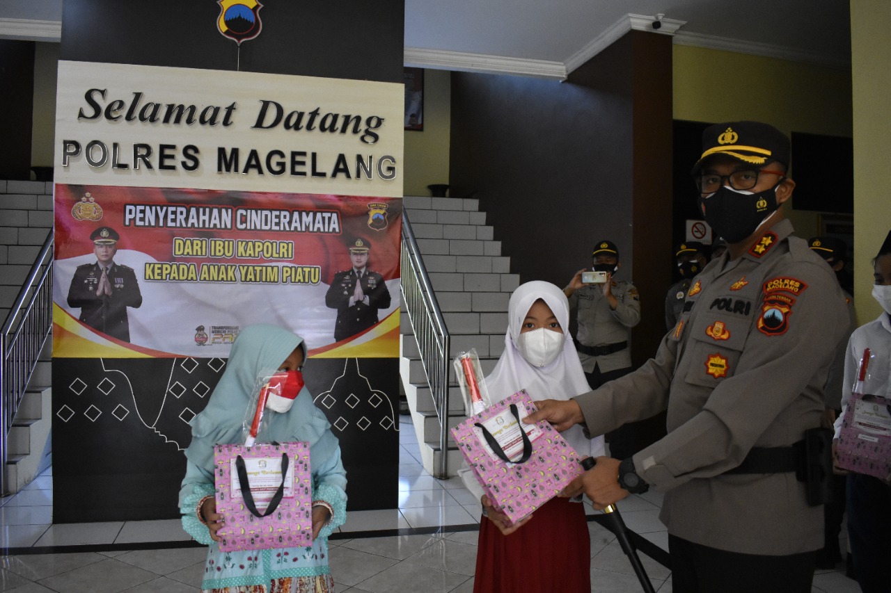 Kapolres Magelang AKBP Mochamad Sajarod Zakun sedang menyerahkan bantuan ponsel kepada anak yatim