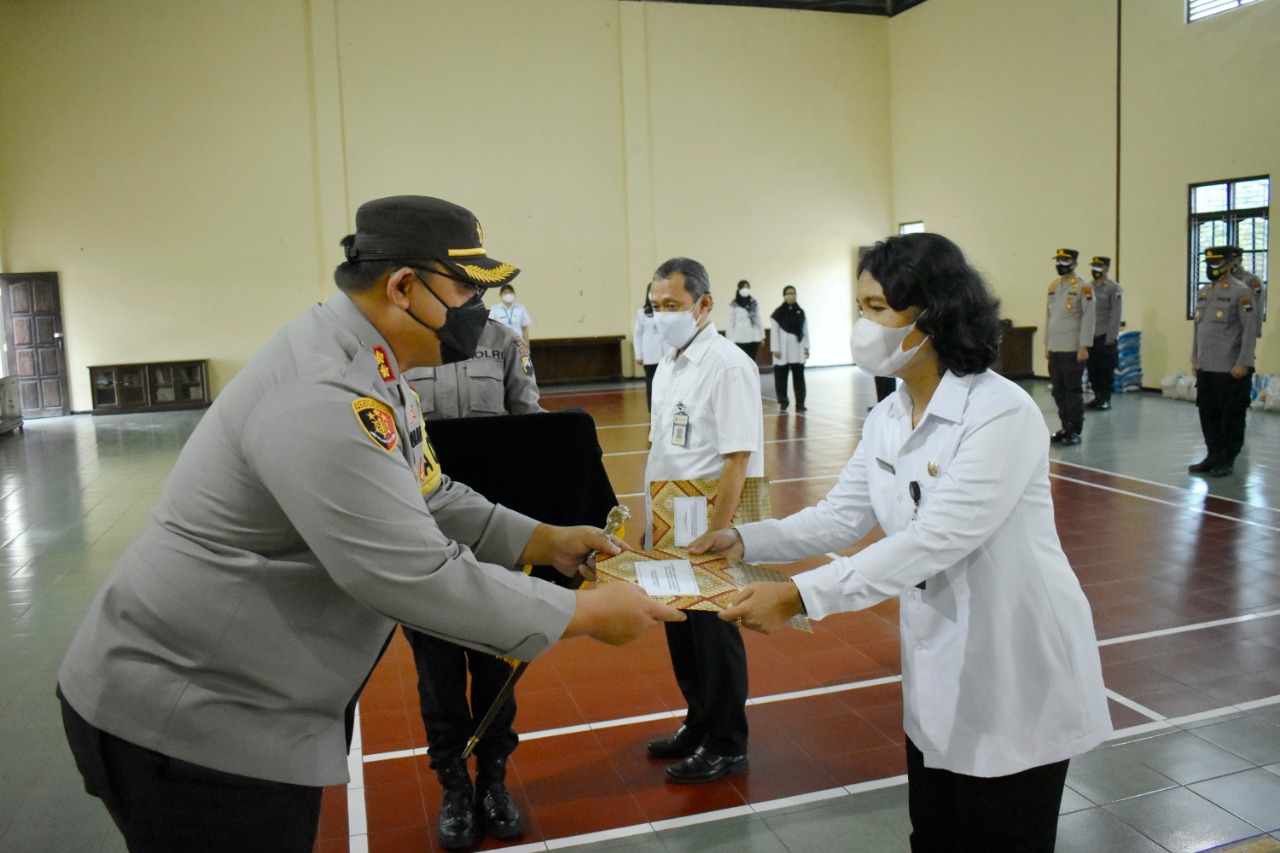 Kapolres Magelang saat menyerahkan penghargaan secara simbolis kepada Nakes di Kabupaten Magelang (4/8/2021)