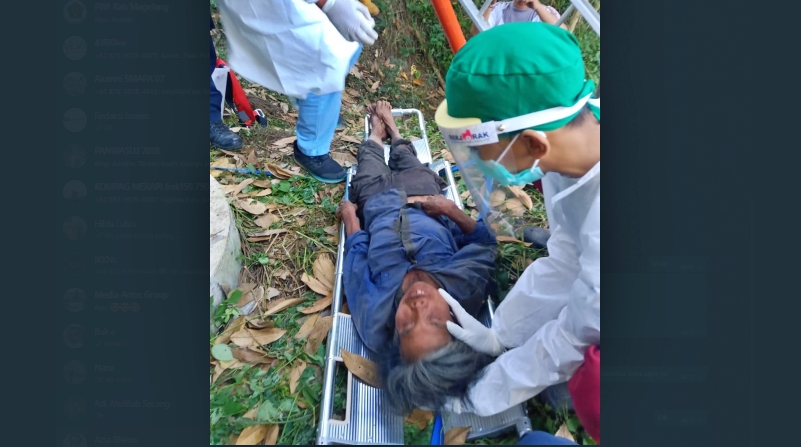 Nenek Sumiati setelah berhasil dievakuasi keatas dari dasar sumur di Magelang