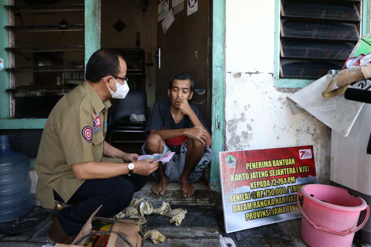 Pemprov Jateng serahkan Prgram Kartu Jateng Sejahtera