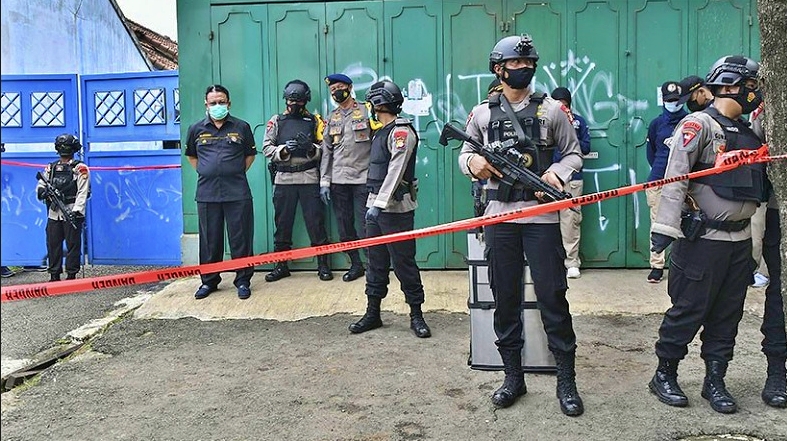 Polisi saat amankan lokasi penangkapan terduga teroris oleh Densus 88