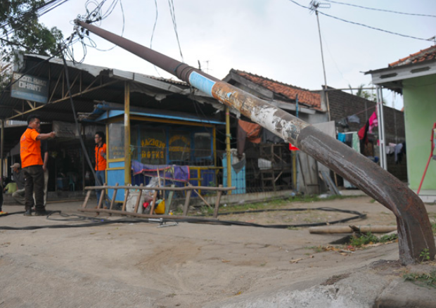 BAHAYA: Tiang listrik milik PLN nyaris roboh. (foto: ilustrasi/ist)