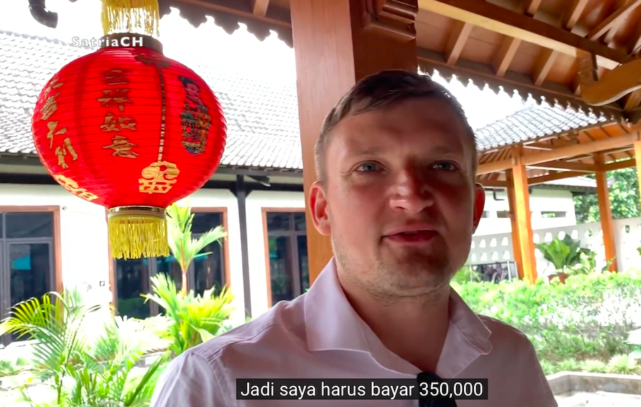 KECEWA: Seorang turis asal Inggris marah tarif tiket masuk Candi Borobudur terlalu mahal. (sumber: youtube/satria ponde)