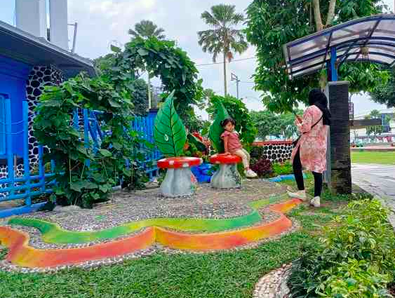 GAYA: Seorang pengunjung menjajal spot baru yang Instagramable di Alun-alun Magelang. (foto: ist)