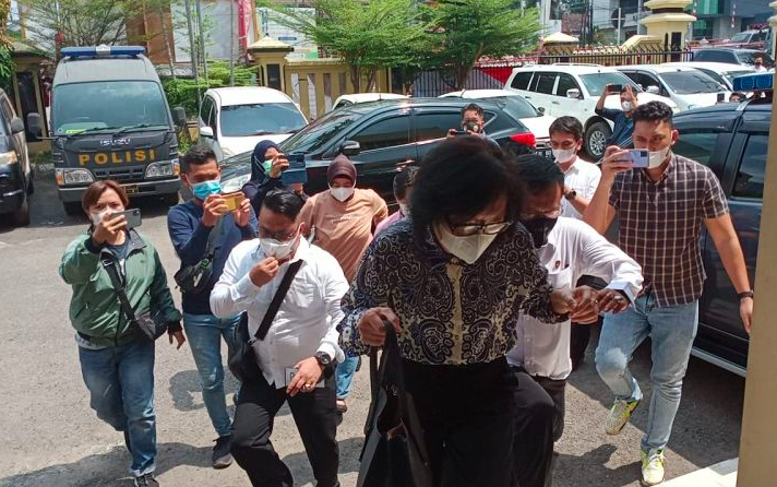 Anak Pengusaha Tajir Aceh Akidi Tio, Heriyanti, dijemput polisi soal sumbangan Rp2 triliun. (foto: ist)