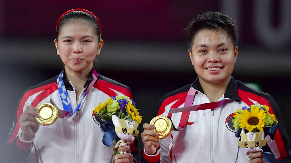 PAHLAWAN: Ganda bulutangkis putri Greysia Polii dan Apriyani Rahayu peraih emas Olimpiade Tokyo 2020. (foto: ist)