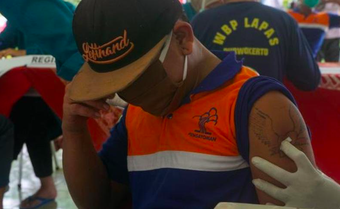KOCAK: Warga binaan Lapas Kelas II Purwokerto, Warso, menangis saat disuntik vaksin. (foto: ist)