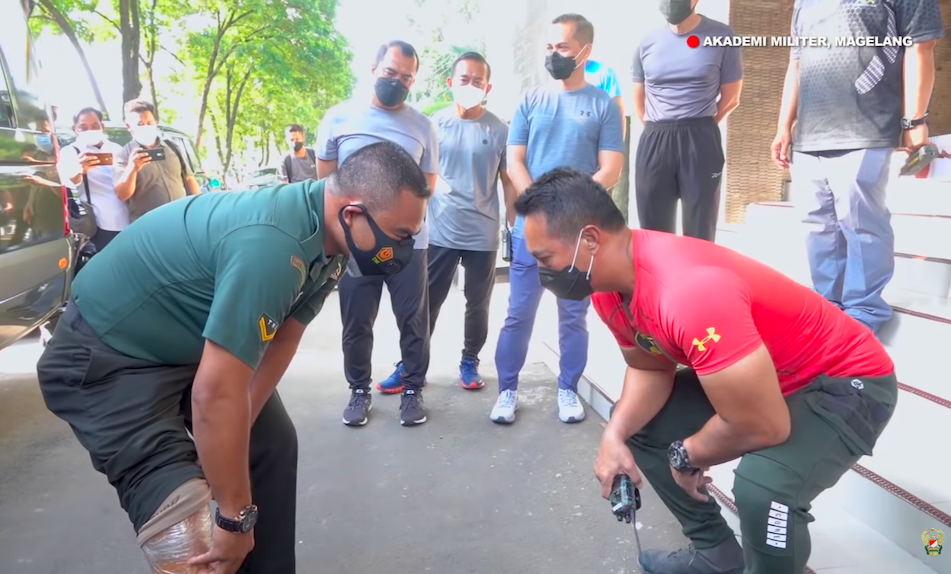 TERIMA KASIH: KSAD Jenderal Andika Perkasa menengok kondisi kaki palsu Serda Mugiyanto di Akmil Magelang. (gambar: youtube/tni ad)