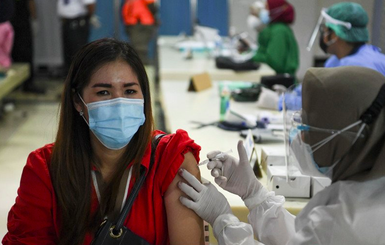 HERD IMMUNITY: Peserta vaksinasi Covid-19 massal. (foto: ist)