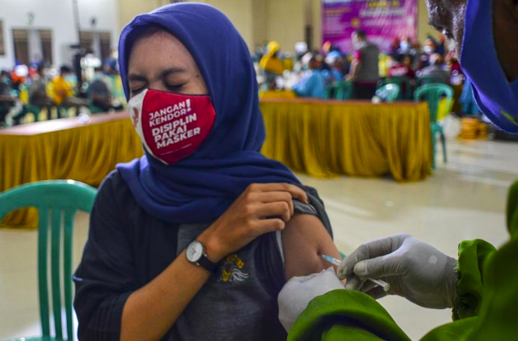 MEREM: Seorang peserta saat disuntik vaksin Covid-19 oleh dokter. (foto: ist)