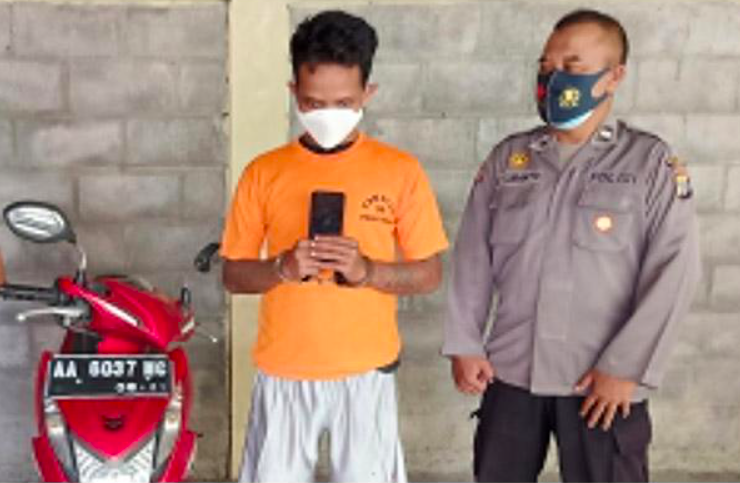 MERESAHKAN: Tersangka DA, 30, warga Mertoyudan Magelang berikut barang bukti. (foto: dok/polsek sleman)