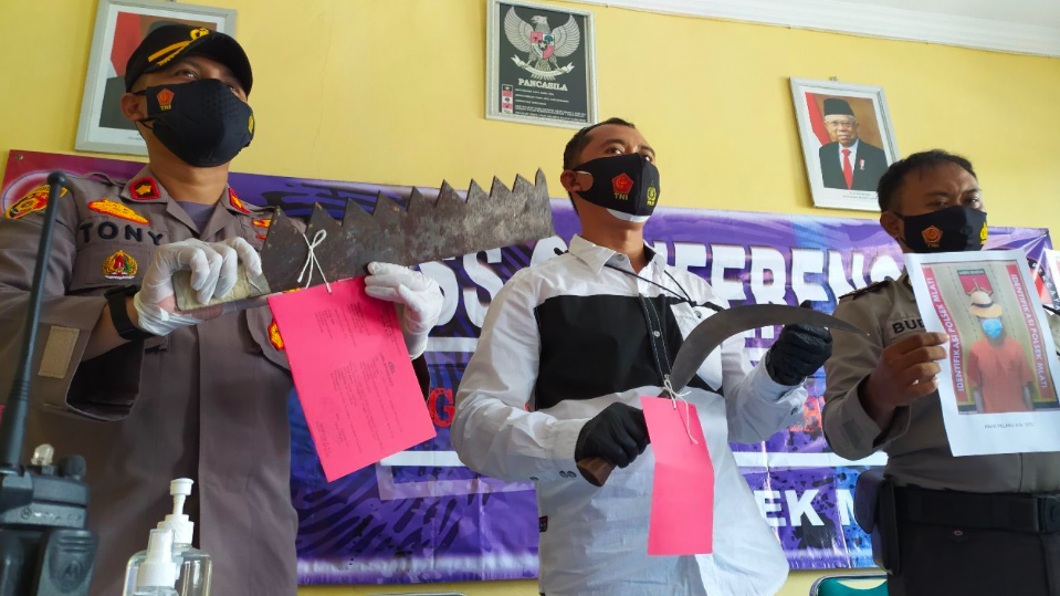 Polisi menunjukkan alat bukti geng diduga klitih untuk gembyeng atau tawuran dengan kelompok lain. (foto: ist)