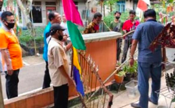 Pagar rumah tempat SA tewas tersetrum lampu hias 17 Agustus sampai jebol. (foto: ist)
