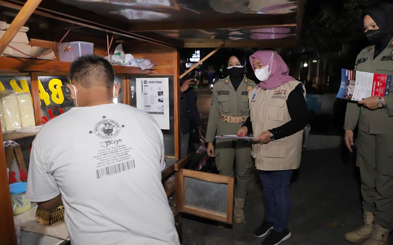 OMZET ANJLOK: PKL di Denggung, Sleman, Jogjakarta didatangi petugas. (foto: ist)