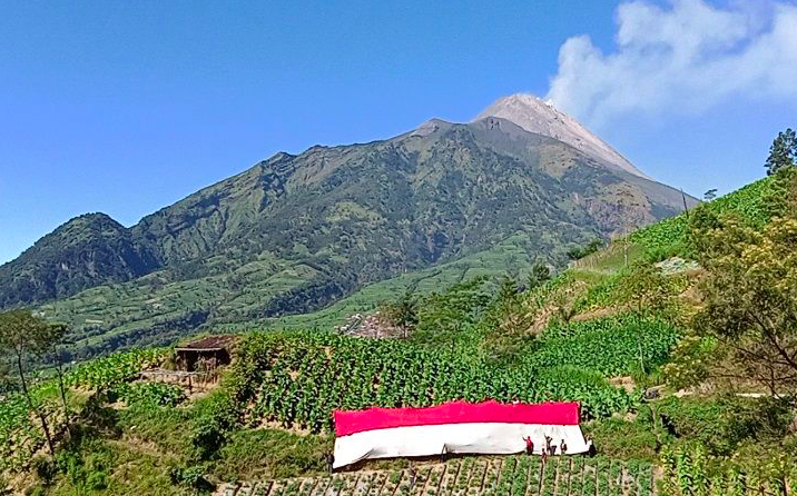 NASIONALISME: Remaja dan anak-anak Desa Selo, Boyolali, mengibarkan bendera di lereng Merapi-Merbabu. (foto: ist)