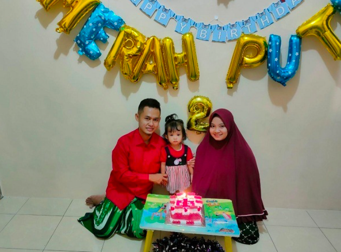 UNIK: Putri Merah Putih bersama kedua orang tuanya. (foto: ist)