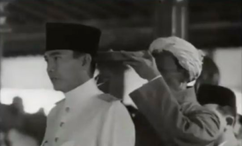 Detik-detik Bung Karno mengucapkan sumpah presiden. (foto: ist)