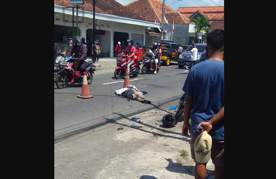 RAMAI: Korban kecelakaan lalu lintas di Jogjakarta menunggu dievakuasi tim medis dan polisi. (foto: ist)