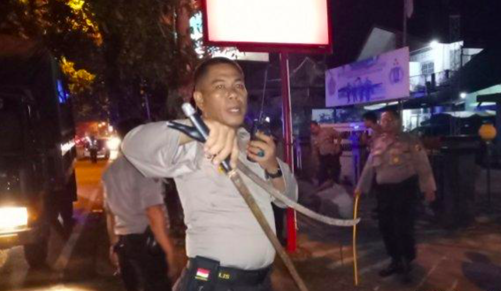 SMA: Polisi berhasil mengamankan pelaku tawuran antarkelompok berikut barang bukti senjata tajam. (foto: ilustrasi/ist)