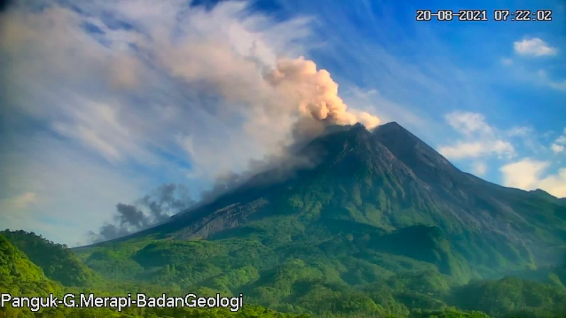 Gunung Merapi pada Jumat, (20/8). (sumber: bpptkg)