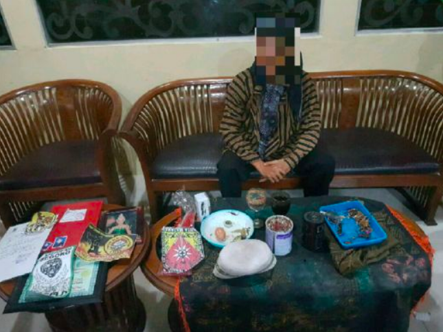 MODUS: Dukun palsu pengganda uang bersama peralatan diamankan polisi. (foto: ilustrasi/ist)