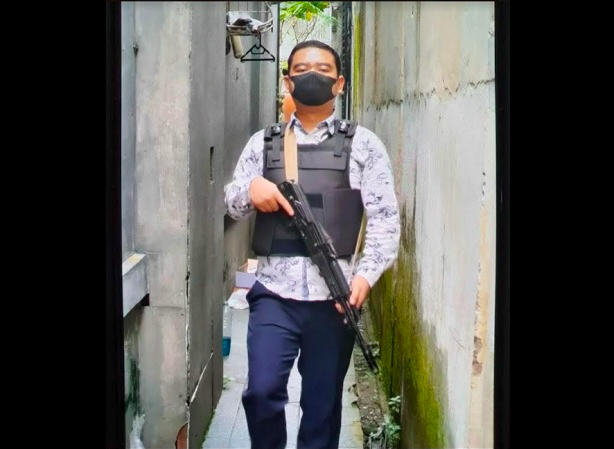 GAGAH: Anggota polisi gadungan, HB, 29, warga Bantul Jogjakarta diamankan Polres Sleman. (foto: ist)