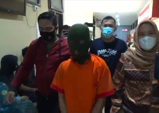 DURHAKA: Tersangka RS, 24, saat digelandang polisi. (foto: ist)